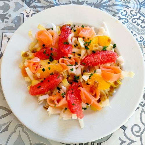 Chicorée-Salat mit Grapefruit und Räucherlachs: ein einfaches Rezept