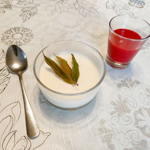 Panna Cotta mit Eisenkraut: ein einfaches Rezept